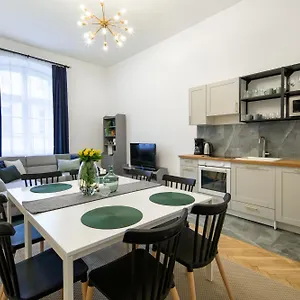  Apartment Wawelove Spacious 3 Bedroom 1 Min To Main Sq!
